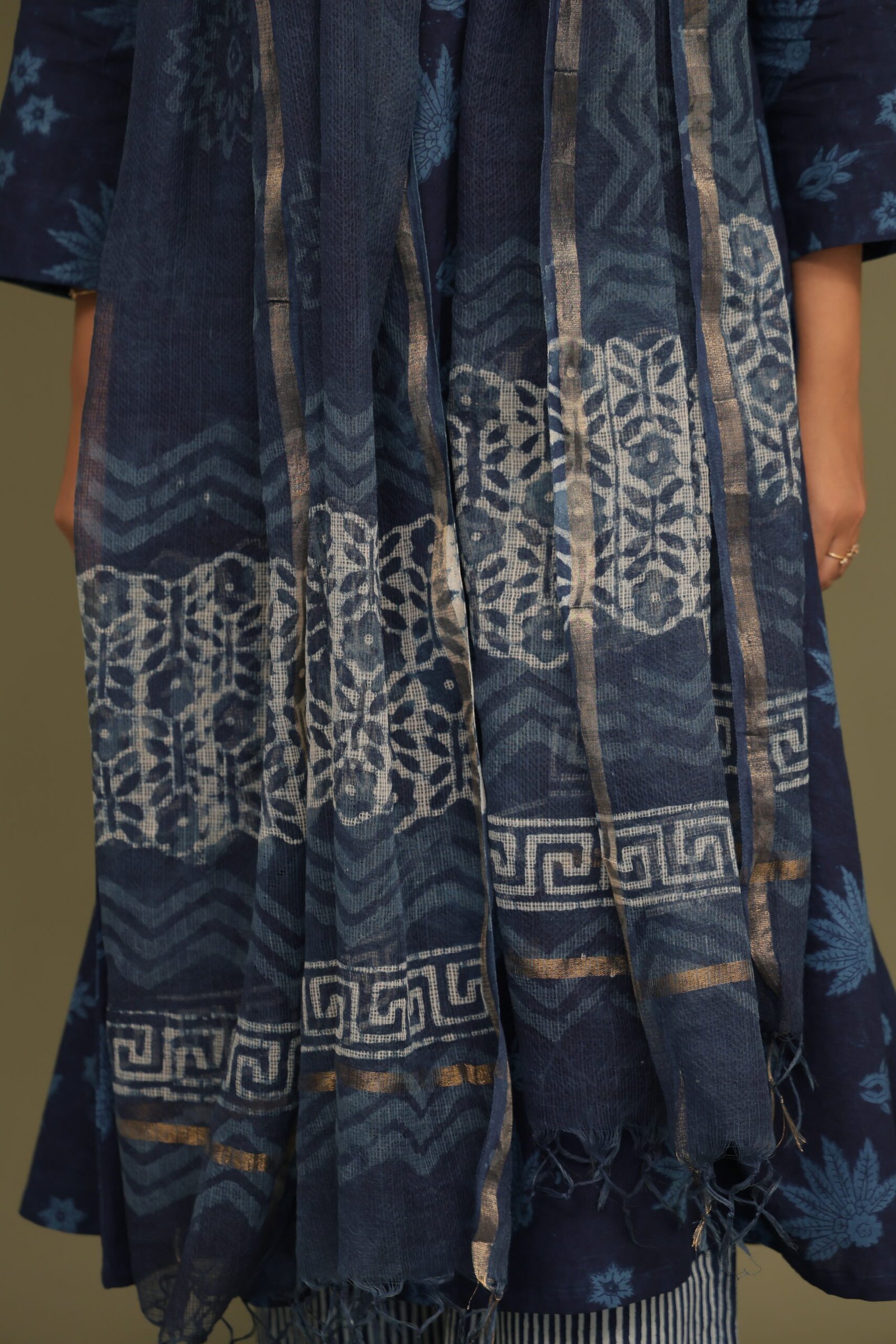 Indigo Dabu Handblock With Zari Border Kota Doria Dupatta - Image 6